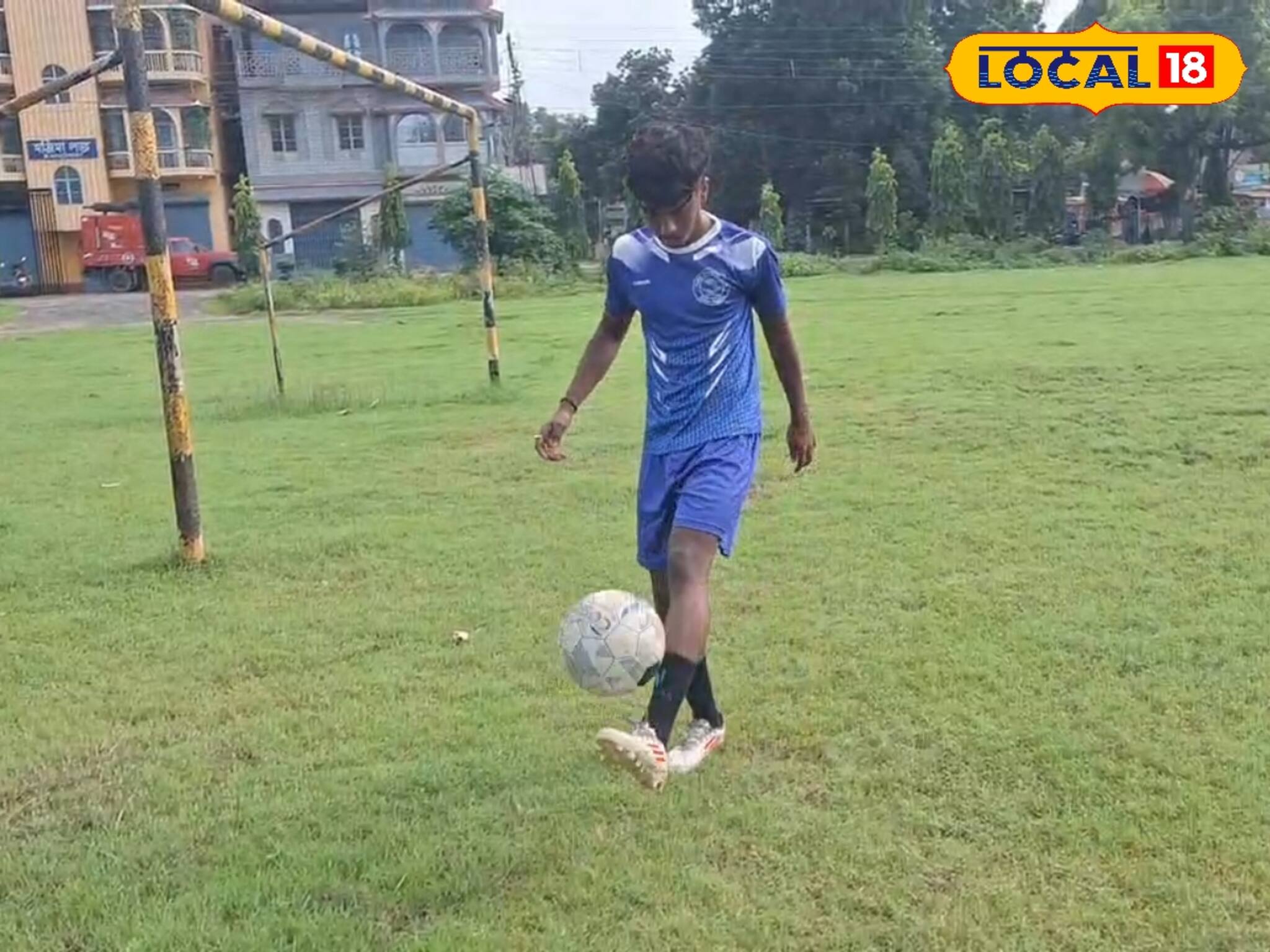 বাবাকে হারিয়েছে দুর্ঘটনায়!  মায়ের কাছে মানুষ হয়েই মাঠে ফুল ফোটাচ্ছে বাংলার শিবম