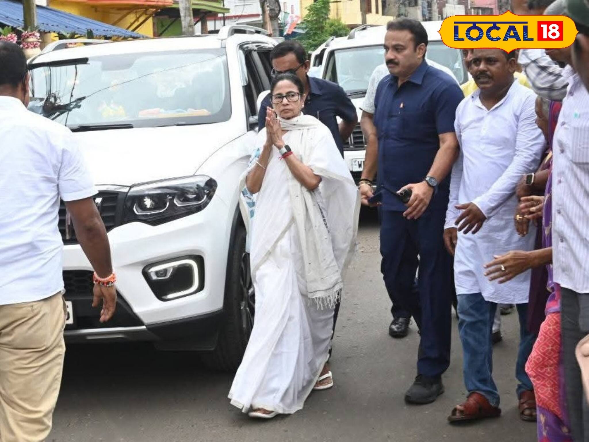 মেদিনীপুরে রাস্তায় মুখ্যমন্ত্রী! ভিড়ের মাঝেই গাড়ি থেকে নেমে জনসংযোগে নেত্রী