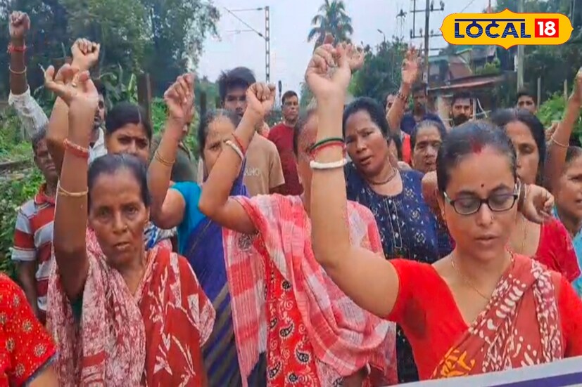 ওয়ার্ডের বাসিন্দারা সকলে একযোগে এই প্রতিবাদে শামিল হন। সকলের মুখেই এক সুর- আমরা ভোট চাই না, আমাদের দরকার রাস্তা। এই গণআন্দোলন যেন হয়ে উঠেছে এলাকার সম্মিলিত অভিমানের বহিঃপ্রকাশ।