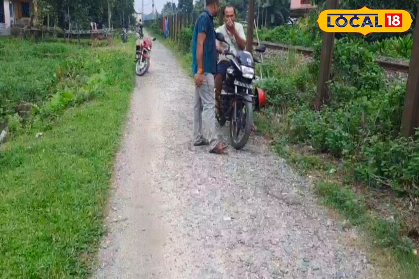 কাদা-মাটি-গর্তে ভরা এই রাস্তা দিয়ে যাতায়াত করা নরক যন্ত্রণার সমান বলে এলাকাবাসীদের দাবি। বৃষ্টির দিনে এই রাস্তা যেন মৃত্যু ফাঁদ হয়ে ওঠে। আর শুকনো দিনে ধুলোয় ঢেকে যায় চারপাশ। ক্ষুব্ধ বাসিন্দাদের প্রশ্ন, রাস্তাই যদি না থাকে তাহলে উন্নয়ন হলটা কোথায়?