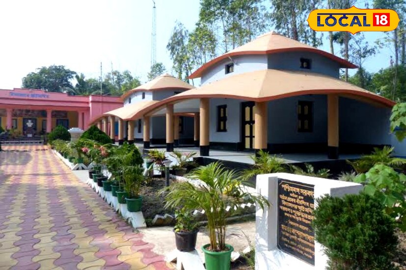 *মেদিনীপুর বিখ্যাত বহু মনীষীদের জন্য। মেদিনীপুরের বীরসিংহ গ্রামে জন্ম বিদ্যাসাগরের। সেখানেই রয়েছে বিদ্যাসাগরের স্মৃতিধন্য এই স্মৃতি মন্দির। থাকতে পারবেন ঘাটাল শহরের একাধিক বেসরকারি লজে। গুগল লোকেশন: https://maps.app.goo.gl/zAjK4Zasc1VKUfBN8। তথ্য ও ছবি: রঞ্জন চন্দ।