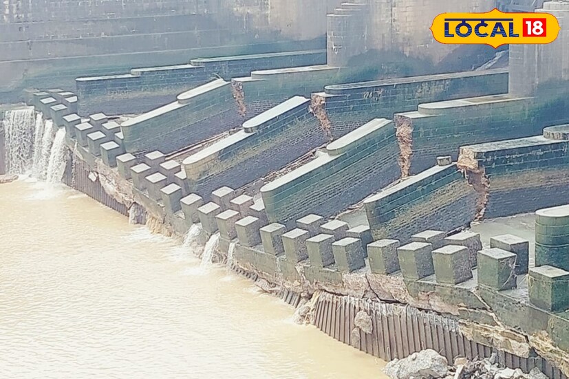 সিউড়ির তিলপাড়া ব্যারেজে ভয়াবহ বিপর্যয়। টানা ভারী বৃষ্টির জেরে জলাধারের ১৩, ১৪ ও ১৫ নম্বর গেটের এক্সটেনশন অংশের ওয়াটার ডিভাইডার হুড়মুড়িয়ে ভেঙে পড়েছে। দিন দিন বসে যাচ্ছে ডিভাইডারটি, আর তার ফাটলও হয়ে উঠছে আরও গভীর ও ঝুঁকিপূর্ণ। ছবি ও তথ্য: সুদীপ্ত গড়াই