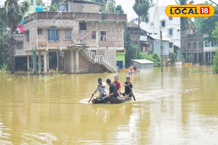 নানান সমস্যায় বন্যার্তরা,ঘাটালে টানা বৃষ্টিতে বন্যা পরিস্থিতি ক্রমশ জটিল আকার নিচ্ছে।বন্যার জেরে জলমগ্ন বহু গ্রাম, বন্ধ স্কুল ও দোকানপাট।রাস্তা ডুবে যাওয়ায় যোগাযোগ ব্যবস্থা ভেঙে পড়েছে। ত্রাণ বিলিতে অনিয়ম ও পর্যাপ্ত নৌকার অভাব নিয়ে ক্ষোভ বাড়ছে।খাবার ও পানীয় জলের সংকটে পড়েছে হাজার হাজার মানুষ।প্রশাসনের দ্রুত হস্তক্ষেপের দাবি জানাচ্ছেন বন্যার্তরা।( ছবি ও তথ্য: মিজানুর রহমান)