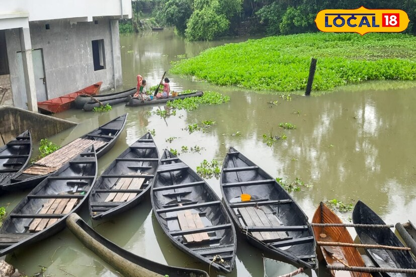 বর্ষার আগেই বন্যা মোকাবিলার প্রাথমিক প্রস্তূতি কম বেশি ঘাটালের বাসিন্দারা নিয়েই থাকেন। যার মধ্য অন্যতম, বর্ষার শুরুতেই বাড়িতে খাদ্যদ্রব্য সঞ্চয় করে রাখেন অনেকেই। এর ফলে বন্যা পরিস্থিতিতে দোকান পাট বন্ধ থাকলে কিম্বা জলবন্দী হয়ে থাকলে সেই খাবার এই সময় তারা কাজে লাগান। ( ছবি ও তথ্য: মিজানুর রহমান)