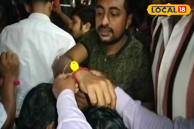 উওর ২৪ পরগনা, রুদ্র নারায়ণ রায়: লোকাল ট্রেনের কামরায় আগাম রাখি বন্ধনে মেতে উঠলেন নিত্যযাত্রীদের। যাত্রীরাই একে অপরের হাতে পড়িয়ে দিলেন ভাতৃত্বের রাখি