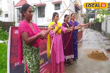 কেউ শাড়ি পরে তো কেউ সালোয়ার-কামিজ, তবে সবার হাতে হাতে তীর-ধনুক, কেন?