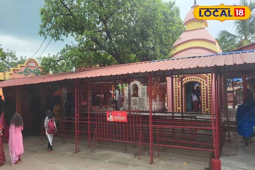 আসানসোল স্টেশন থেকে মাত্র ১০ কিলোমিটার দূরেই রয়েছে এই ঘাঘর বুড়ি মন্দির। স্টেশন থেকে নেমে সোজা চলে আসবেন বাসস্ট্যান্ডে এরপর রানীগঞ্জ রুটের বাস ধরে কালীপাহাড়ি মোড়ে নেমে সেখান থেকে অটো করে যেতে পারবেন এই ঘাগর বুড়ি মন্দিরে। প্রসঙ্গত খুবই পুরানো এই জাগ্রত মন্দির। ভক্তদের বিশ্বাস এই মন্দিরে পুজো দিলে তাদের মনস্ককামনা পূর্ণ হয় সেই বিশ্বাসকে কেন্দ্র করেই এখানে বহু দূর দূরান্ত থেকে মানুষ আসছেন প্রত্যেকদিন পুজো দিতে।(ছবি ও তথ্য- রিন্টু পাঁজা, আসানসোল )