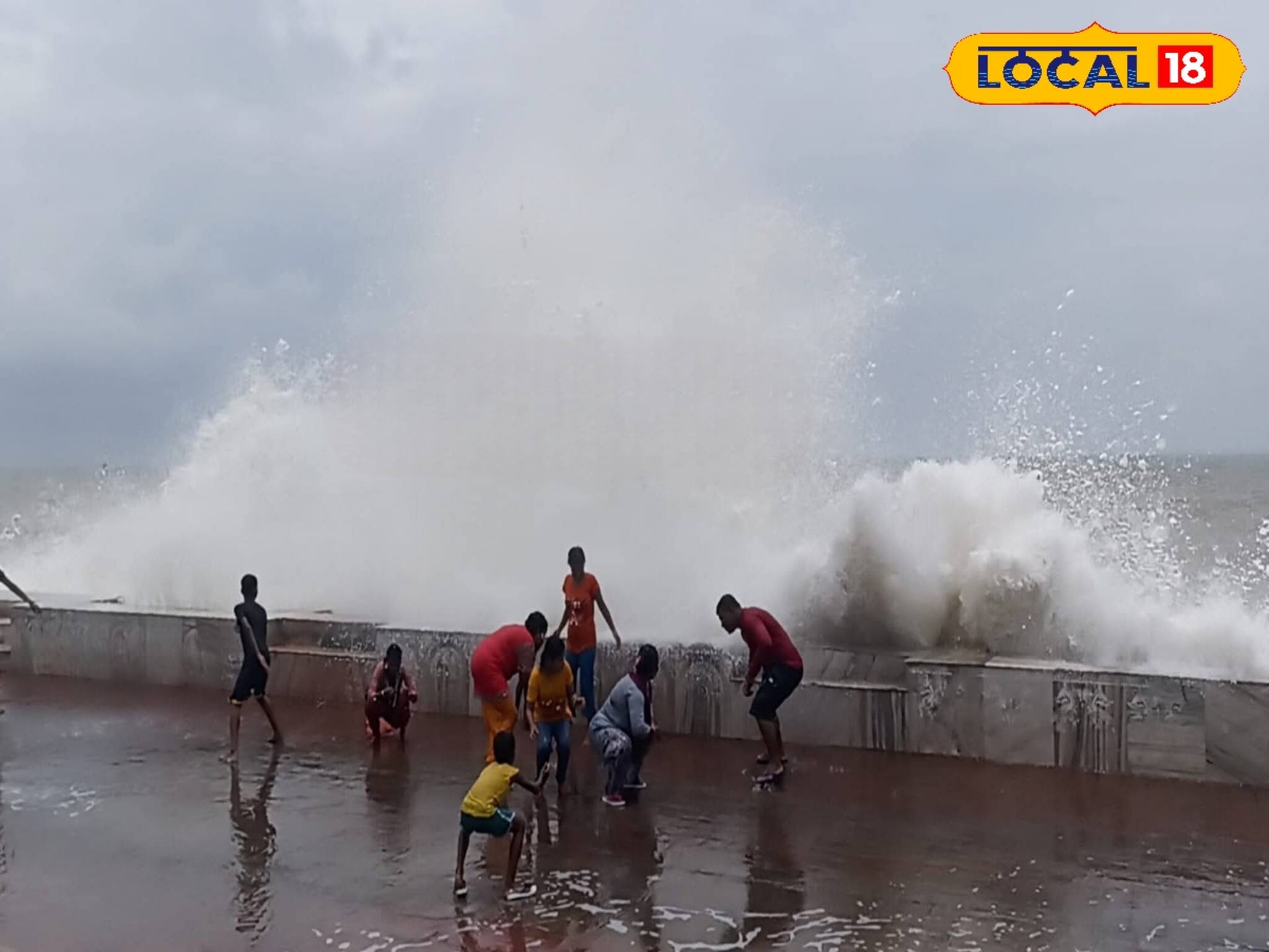 ভয়ঙ্কর সুন্দর! রাখি পূর্ণিমার ভরা কোটালে উত্তাল সমুদ্র, দানবীয় ঢেউ, প্রবল ভিড় সৈকত সরণী