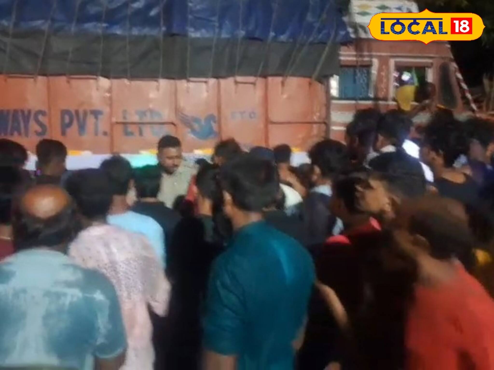 দ্রুতগামী ট্রাক নিয়ন্ত্রণ হারিয়ে পিষে দিল একাধিক দোকান, জাতীয় সড়কে দুর্ঘটনার বলি একাধিক