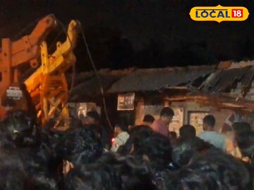 দুর্ঘটনা গাড়ি সরানো হচ্ছে