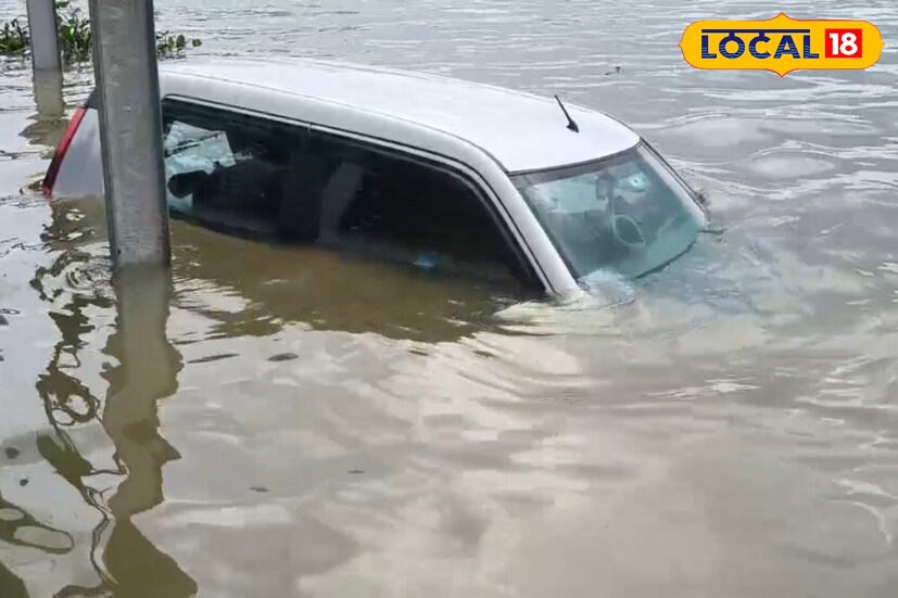 বড় মা দর্শনে এসে নৈহাটি ফেরিঘাটে জোয়ারের জলে তলিয়ে গেল গাড়ি, সতর্কতা উপেক্ষায় ফের বিপত্তি* নৈহাটি বড় মাকে পুজো দিতে আসা বাইরের একটি পরিবার ফেরিঘাটে গাড়ি পার্কিং করেছিল। কিন্তু আচমকায় ভরা জোয়ারের পানিতে মুহূর্তে গাড়িটি গঙ্গায় তলিয়ে যায়।
