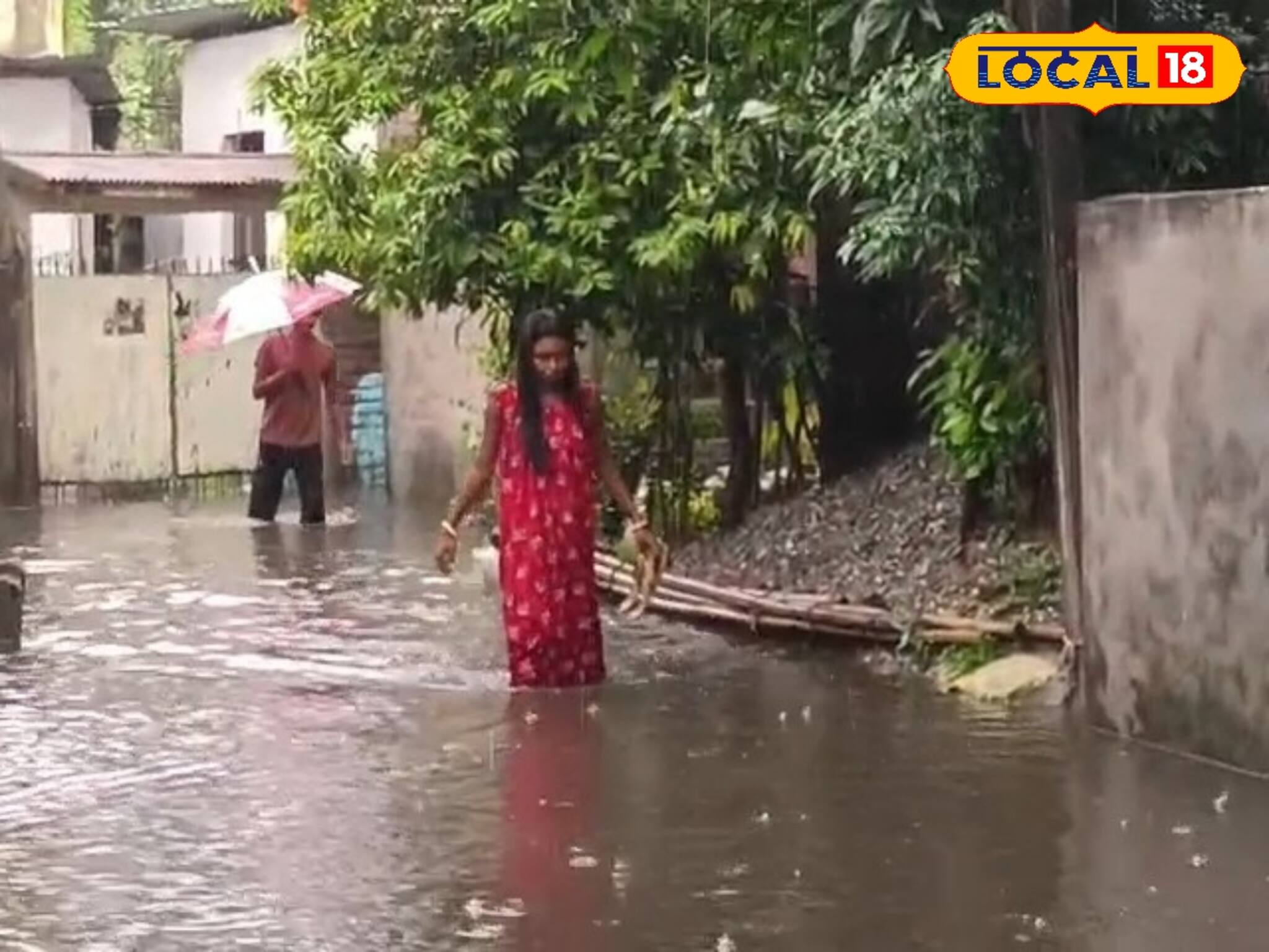 প্রবল বৃষ্টির জেরে সর্বনাশ! হাসপাতাল মোড় থেকে দেবাশিস কলোনি, বৃষ্টিতে ডুবল শিলিগুড়ি