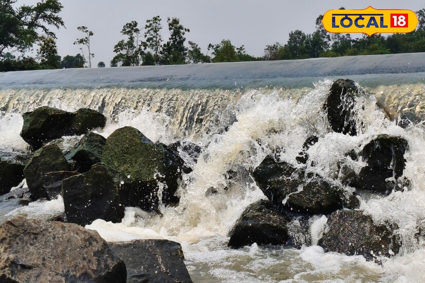 *জলাধারে বেড়াতে আসা পর্যটক বিশ্বরূপ চ্যাটার্জী বলেন, প্রতিবছরই বর্ষার সময়তে আকর্ষণীয় হয়ে ওঠে এই জলাধার। একদিনের ছুটিতে পরিবারকে নিয়ে সময় কাটাতে আদর্শ এই জায়গা। চারিদিকের প্রাকৃতিক সৌন্দর্য উপভোগ করার মত একটা বিষয়। প্রায় ৫ কিলোমিটার দুরেই রয়েছে থাকা খাওয়ার সুব্যবস্থা।