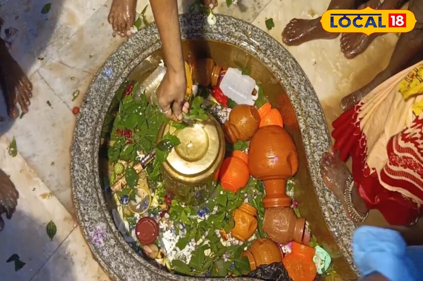 দীর্ঘ সময় ধরে পূজোর সুযোগ নেই, বাবার মাথায় জল ও বিল্বপত্র অর্পণের পর ভক্তদের দ্রুত বেরিয়ে আসতে হচ্ছে। ছবি ও তথ্য: সুদীপ্ত গড়াই 