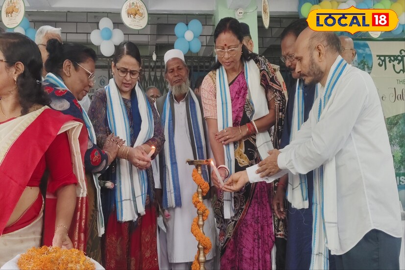 এ যেন ইতিহাসের পথে হৃদয়ের যাত্রা ! জলপাইগুড়ি শহরে একটি ইতিহাসে মোড়া শহর। বিভিন্ন মন্দির, মসজিদ কিংবা গির্জা, কী রয়েছে তার ইতিহাস, সবকিছু জানা যাবে এই ভ্রমণেই। ভ্রমণকারীরা হৃদয়ে জমিয়ে নিয়ে যাবেন সম্প্রীতির রঙ। তাই এবার থেকে শহর ভ্রমণ করতে চাইলে যোগাযোগ করতে পারেন উত্তরবঙ্গ রাষ্ট্র পরিবহণের সঙ্গে। মনের গভীরে জমবে একফালি মধুর স্মৃতি! 