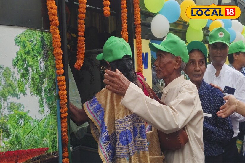 মাত্র ৯০০ টাকায় খাওয়া-দাওয়া-সহ এমন ভ্রমণ শুনে অনেকের চোখে বিস্ময়! স্বল্প খরচে জেলার ইতিহাস, সংস্কৃতি ও ধর্মীয় বৈচিত্র্যকে কাছ থেকে দেখার সুযোগ পেলেন সাধারণ মানুষ। আনন্দে ভরে উঠল দিনটি।
