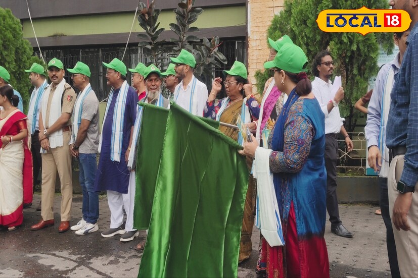 উদ্বোধনী যাত্রার উচ্ছ্বাস ! মঙ্গলবার সকালেই জেলা প্রশাসনের উদ্যোগে ‘সম্প্রীতি ভ্রমণ’-এর সূচনা। ফ্ল্যাগ অফ মুহূর্তে খুশির জোয়ার ছড়িয়ে পড়ল। ভ্রমণপিপাসুদের চোখে ছিল নতুন অভিজ্ঞতার ঝিলিক। শুরু হল জলপাইগুড়ি জেলার ধর্মীয় ও ঐতিহাসিক সৌন্দর্যের এক নতুন অধ্যায়। উদ্বোধনী যাত্রার উচ্ছ্বাস ! মঙ্গলবার সকালেই জেলা প্রশাসনের উদ্যোগে ‘সম্প্রীতি ভ্রমণ’-এর সূচনা। ফ্ল্যাগ অফ মুহূর্তে খুশির জোয়ার ছড়িয়ে পড়ল। ভ্রমণপিপাসুদের চোখে ছিল নতুন অভিজ্ঞতার ঝিলিক। শুরু হল জলপাইগুড়ি জেলার ধর্মীয় ও ঐতিহাসিক সৌন্দর্যের এক নতুন অধ্যায়।