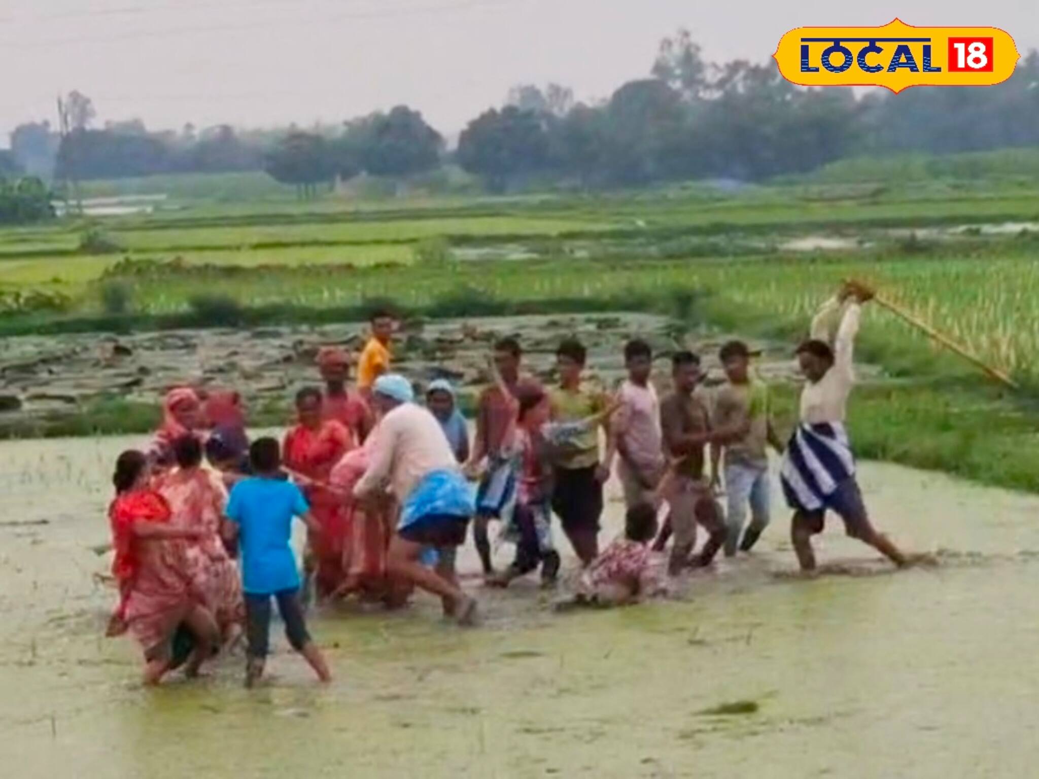 পুরনো মালিকের কাকার গাজোয়ারি, নতুন কেনা জমিতে চাষে বাধা! ধুন্ধুমার মালদহে, দেখুন ভিডিও