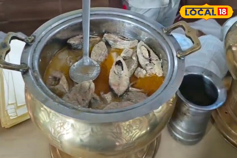 আর তাই ইলিশ মাছের নাম শুনলে জিভে জল আসে না এমন বাঙালি আছেন কি তাই বারুইপুর এলাকার বহু মানুষ এই ইলিশের স্বাদ নিতে ইলিশ উৎসবে ভিড় করেছে। যা চোখে পড়ার মতো। 