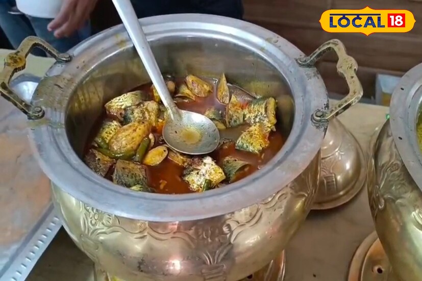 ইলিশ ভাজা থেকে শুরু করে ইলিশ বিরানি,, ইলিশ প্রেমি মানুষদের উপচে পড়া ভিড়, যাহা চোখে পড়ার মতো কি নেই সেখানে ইলিশের ইলিশ মাছের সব রকমের পথ মিলছে এই ইলিশ উৎসবে।