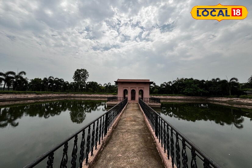 *কলকাতা থেকে দূরত্ব মাত্র ১৩৬ কিমি। গুসকরা শহর থেকে সহজেই পৌঁছে যাওয়া যায়। সাধারণ দর্শনার্থীদের জন্য জায়গাটি খোলা থাকে সকাল ৭টা থেকে দুপুর ১২টা পর্যন্ত। রুম বুকিংয়ের জন্য যোগাযোগ করুন: +91 9748411871।