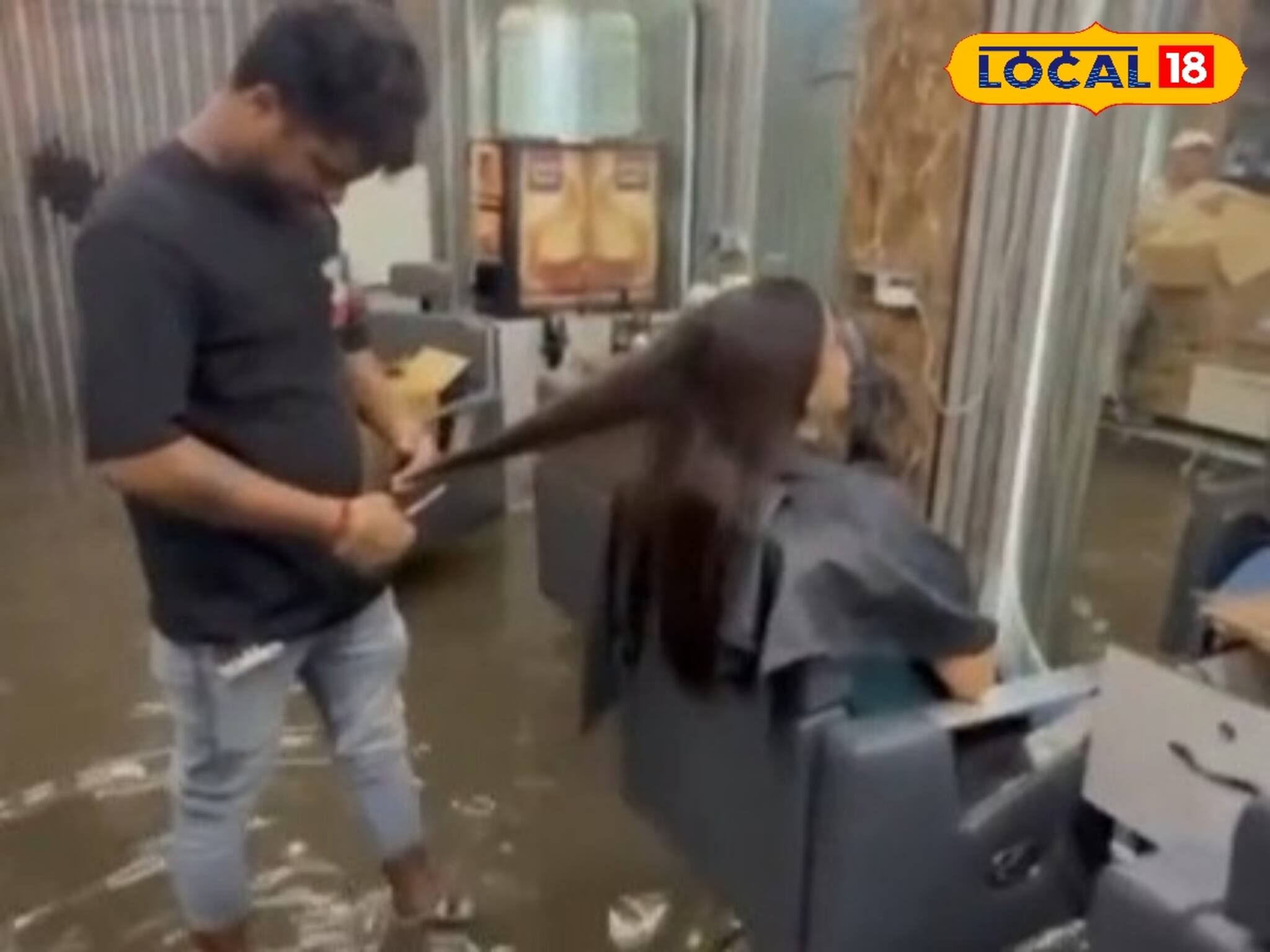 প্রবল বর্ষণে জলমগ্ন শিলিগুড়ি, সেবক রোডের সেলুনে হাঁটু সমান জল! নেট দুনিয়ায় ভাইরাল ভিডিও 