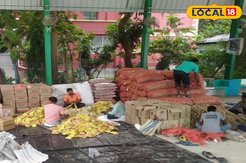 শুকনো খাবারের প্যাকেট বিতরণ কেবল জলবন্দি ব্যক্তিদের ত্রাণই প্রদান করবে না বরং সম্প্রদায়ের সেবা এবং করুণার গুরুত্বের কথাও স্মরণ করিয়ে দেবে। ( ছবি ও তথ্য মিজানুর রহমান )