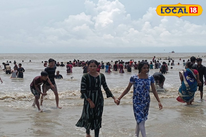 *দিঘা, মন্দারমণি, তাজপুর ও শংকরপুরের মতো জনবহুল সমুদ্র সৈকত পর্যটন কেন্দ্রগুলি ছেড়ে ধীরে ধীরে জনপ্রিয়তা পাচ্ছে খেজুরি সৈকত। খেজুরি সৈকতে রয়েছে বিস্তীর্ণ বালিয়াড়ি। আশেপাশে বহু ঐতিহাসিক স্থল। ফলে পর্যটকেরা খেজুরি সৈকতে বেড়াতে এলে সমুদ্রের ঢেউয়ের মজার সঙ্গে ঘুরে দেখতে পারবেন একাধিক ঐতিহাসিক জায়গা।