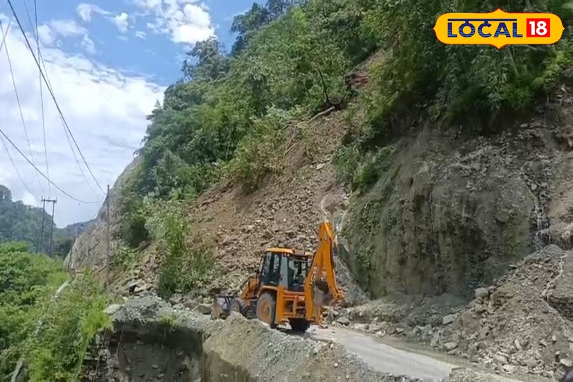 সিকিম, ঋত্বিক ভট্টাচার্য : লাগাতার বৃষ্টিতে ফের বিপর্যস্ত ১০ নম্বর জাতীয় সড়ক, যা বাংলা ও সিকিমের প্রাণরেখা হিসেবে পরিচিত। বৃহস্পতিবার সকালে কালিম্পং জেলার বিড়িক দারা এলাকায় ধস নামায় বড় বড় পাথর গড়িয়ে পড়ে রাস্তায়। একই দিনে সেলফিদাড়া এলাকায়ও ধস নেমে এক ব্যক্তি পাহাড় থেকে পড়ে যান। তাঁকে দ্রুত উদ্ধার করে হাসপাতালে নিয়ে যাওয়া হয়েছে।