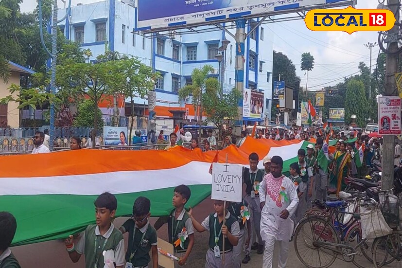 বিদ্যালয়ের ছাত্র-ছাত্রীদের উদ্যোগে নিজ হাতে তৈরি করা ৫০ মিটার দীর্ঘ তেরঙ্গা পতাকা নিয়ে তাঁরা প্রদক্ষিণ করল গোটা শহর জুড়ে। শহরবাসীর সামনে দেশাত্মবোধের এক অনন্য চিত্র ফুঁটে উঠল এই পথযাত্রায়। সুস্মিতা গোস্বামী 
