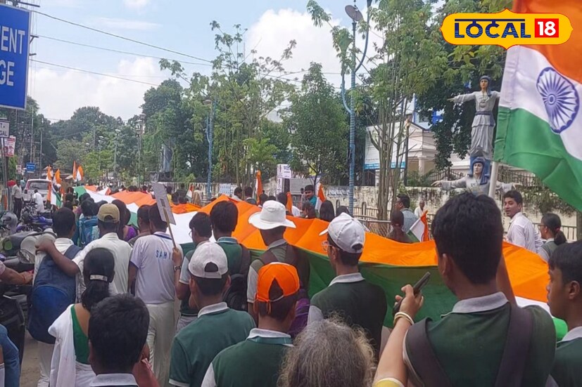 এদিন বিদ্যালয় প্রাঙ্গণে জাতীয় পতাকা উত্তোলন করেন বিদ্যালয়ের প্রধান শিক্ষিকা কাকলি চক্রবর্তী। উপস্থিত ছিলেন সমগ্র শিক্ষক-শিক্ষিকা মণ্ডলী ও অভিভাবকরা। পতাকা উত্তোলনের সঙ্গে সঙ্গেই বেজে ওঠে “জন গণ মন”, গলা মেলায় সকলেই। এরপরই শুরু হয় রঙিন তেরঙ্গা হাতে দেশাত্মবোধক স্লোগান দিতে দিতে শহর পরিক্রমা। সুস্মিতা গোস্বামী 
