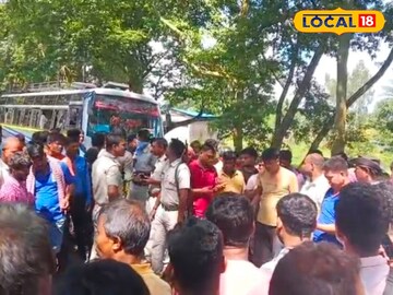 সড়কের মাঝে মৃতদেহ ফেলে রেখে বিক্ষোভ স্থানীয়দের 