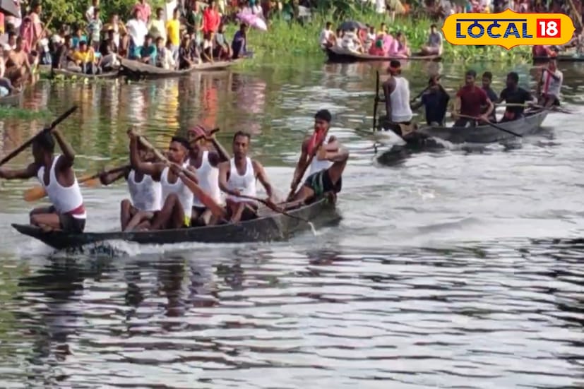 একসময় এই নৌকা বাইচ দুই বাংলার মানুষের মধ্যে সম্প্রীতির বন্ধন গড়ে তুলেছিল। বহুদিন বাদে আবারও সেই পুরনো দৃশ্য ধরা দিল সোনাই নদীর বুকে। আনন্দ, উচ্ছ্বাস আর সম্প্রীতির মেলবন্ধনে সীমান্তে তৈরি হলো অনন্য এক ছবি। ছবি ও তথ্য: জুলফিকার মোল্যা 