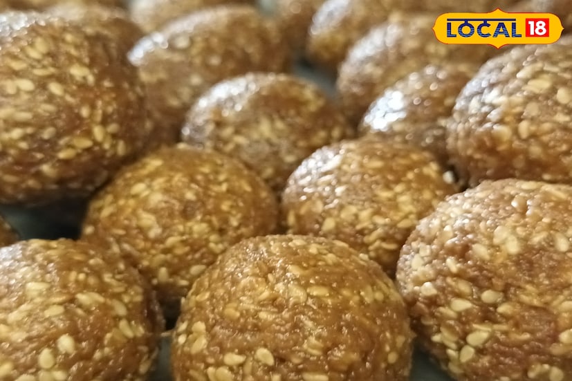 ভোগের মধ্যে রয়েছে জিরা রাইস, লেমন রাইস, পোলাও, ভেজ বিরিয়ানি, চাউমিন, পাস্তা এবং ভেজ রোলের মতো একাধিক পদ, যা ভক্তদের জন্য স্বাদ ও বৈচিত্র্যের এক অনন্য অভিজ্ঞতা তৈরি করছে। এছাড়াও বিশেষভাবে পরিবেশন করা হয়েছে আমের চাটনি ও টমেটো চাটনি, গজা, নিমকি , নাড়ু, বিভিন্ন ধরনের মিষ্টি, পিঠা, কেক নিমকি যা প্রতিটি ভোগের স্বাদকে আরও সমৃদ্ধ করছে। প্রতিটি পদকে সুন্দরভাবে সাজানো হয়েছে এবং ভক্তরা প্রতিটি স্বাদ গ্রহণের সময় এক গভীর আধ্যাত্মিক আনন্দ অনুভব করছেন।