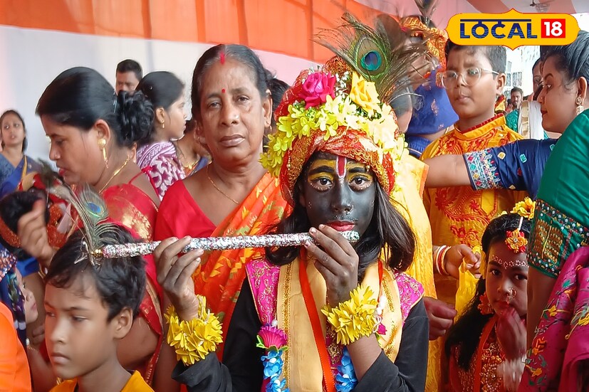 হাওড়া, রাকেশ মাইতি: অন্য একটা প্রতিযোগিতা, হাজির প্রায় ২০০ কৃষ্ণ! শ্রীকৃষ্ণ চৈতন্য মহাসঙ্ঘ'র কৃষ্ণ সাজো প্রতিযোগিতা এবারও আরও জাঁকজমক। অদ্বিতীয় একটা প্রতিযোগিতা, জেলা'র বিভিন্ন প্রতিযোগীরা অংশগ্রহণ করেছে।