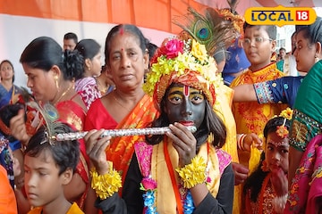 যেন রাধকৃষ্ণের মেলা বসেছে। কাকে ছেড়ে কাকে দেখবেন? যেন রাধকৃষ্ণের মেলা বসেছে। কাকে ছেড়ে কাকে দেখবেন?