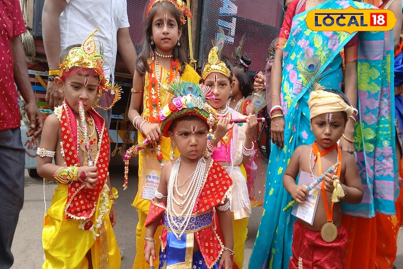 রবিবার ১৭ ই আগষ্ট হাওড়া'র পাঁচলা মোড়ে ১৬ নং জাতীয় সড়ক সংলগ্ন স্থান থিক থিক করছে মানুষের ভিড়। ভিড় জমেছে বিভিন্ন সাজের ননীচোরা গোপাল, কৃষ্ণ, রাধা'র দর্শনে। ( ছবি ও তথ্য: রাকেশ মাইতি)
