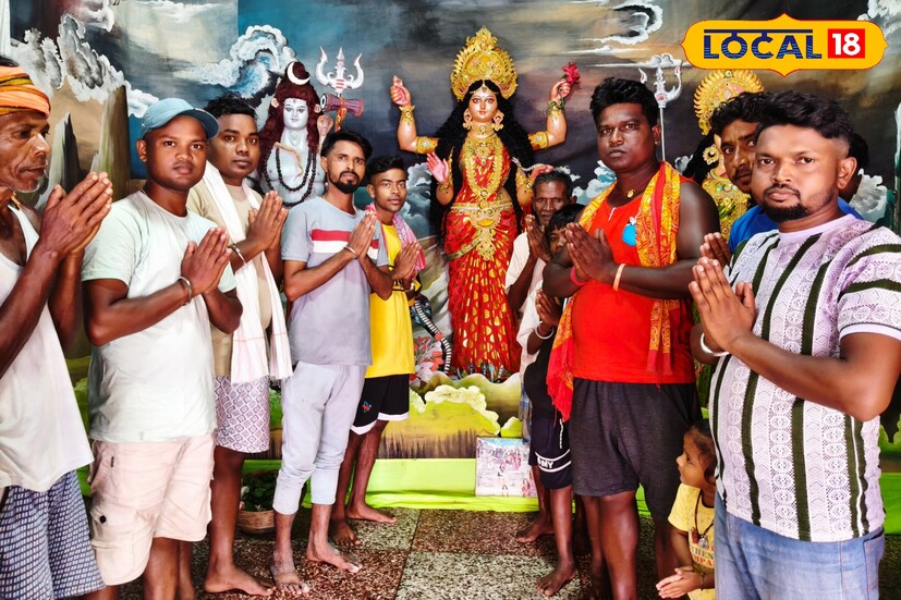 মনসা দেবীর পুজোয় এভাবে থিমের সংযোজন কেবল দৃশ্যগত সৌন্দর্যই নয়, বরং লোকপরম্পরার সঙ্গে আধুনিকতার সেতুবন্ধন তৈরি করছে। যা ভবিষ্যতের জন্য এক নতুন দিশা। (ছবি ও তথ্য: শান্তনু দাস)