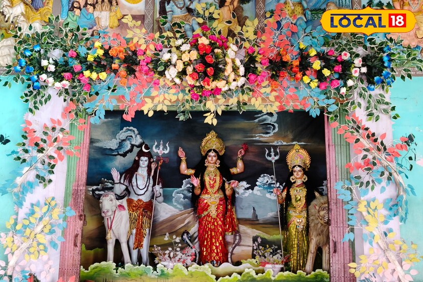 আগে মনসা পুজো মূলত সনাতনী রীতিতে হলেও বর্তমানে থিমের মাধ্যমে দেবীর মূর্তি সহ মণ্ডপ সজ্জা করা হচ্ছে। পুরুলিয়ার রঘুনাথপুরের আড়রা গ্রামের ম্যাটা পাড়াতেও এবার থিমের মাধ্যমে মনসা দেবীর মাহাত্ম্য তুলে ধরা হয়েছে। (ছবি ও তথ্য: শান্তনু দাস)