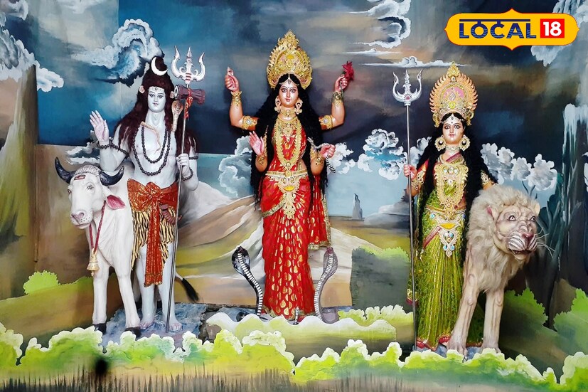 পুরুলিয়া তথা রাঢ় বঙ্গের অন্যতম লৌকিক দেবী মনসা। দীর্ঘ ধারাবাহিকতা মেনে আজ শ্রাবণ সংক্রান্তির সকাল থেকে শুরু হয়েছে দেবীর আরাধনা। তবে সময়ের সঙ্গে মনসা পুজোতেও এসেছে বৈচিত্রের ছোঁয়া, লেগেছে থিমের পরশ। (ছবি ও তথ্য: শান্তনু দাস)