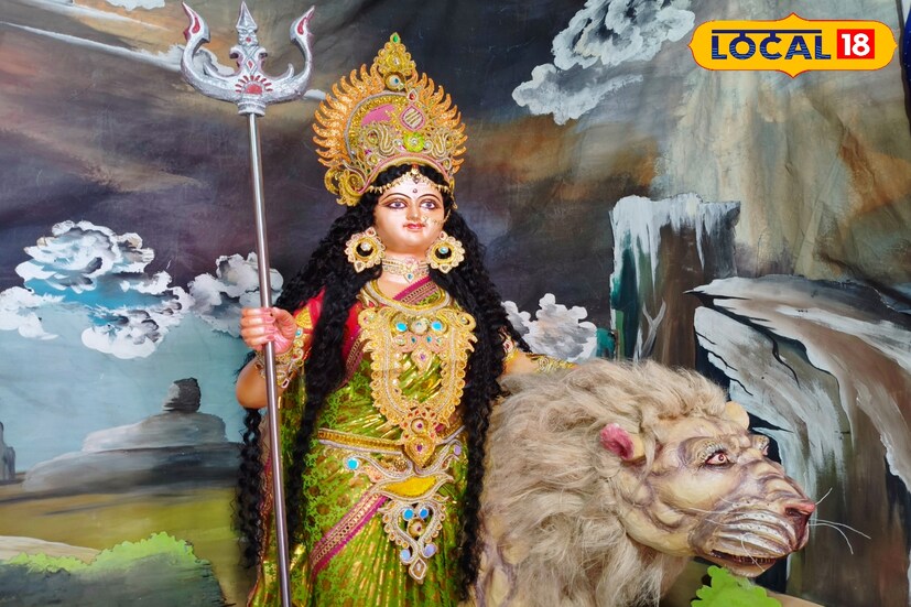 এই থিমগুলির মাধ্যমে শুধুমাত্র পুজো মণ্ডপগুলির সৌন্দর্য বৃদ্ধি করা হয় না, বরং দর্শকদের কাছে মনসা পুজো এবং দেবী মনসা সম্পর্কে একটি গভীর ধারণা দেওয়া যায়। এই কারণে, থিমের ছোঁয়ায় মনসা পুজো এখন আরও বেশি আকর্ষণীয় হয়ে উঠেছে। (ছবি ও তথ্য: শান্তনু দাস)