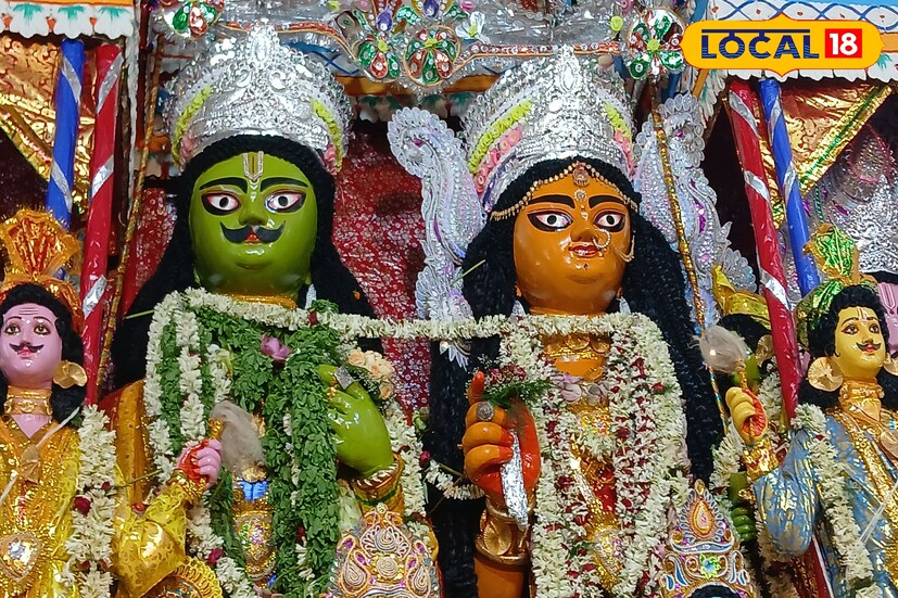 দুপুর ৩ টা নাগাদ মন্দির থেকে গঙ্গা'র ঘাটের উদ্দেশ্যে রওনা দেয় প্রতমা। কয়েক ঘন্টা সময় লাগে ভাসান ঘাটে প্রতিমা পৌঁছতে। শোভাযাত্রায় অগণিত মানুষের অংশগ্রহণ, এক কথায় তিল ধারণের জায়গা থাকেনা। ফলে যদি শহরে যান চলাচল নিয়ন্ত্রণ করা হয়। (ছবি ও তথ্য: রাকেশ মাইতি) 