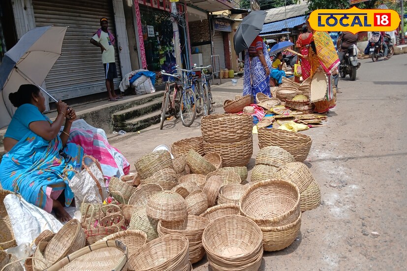 রামচরণ শেঠ রোড, মহেন্দ্র ভট্টাচার্য রোড এর দু'পাশারি নানা জিনিসের পসরা। রাম মন্দির সংলগ্ন স্থান থেকে শুরু হয় নানা জিনিসের পসরা এবং অসংখ্য জলছত্র। (ছবি ও তথ্য: রাকেশ মাইতি)