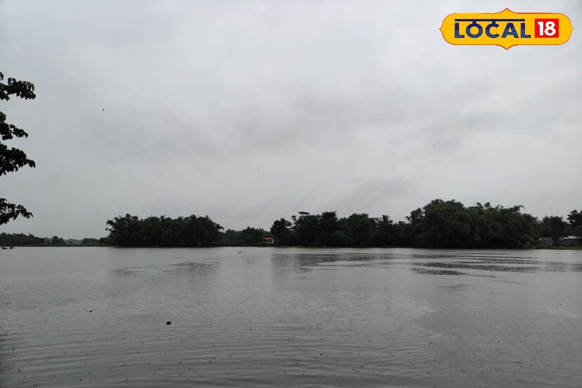 উত্তরবঙ্গের সব জেলাতেই রয়েছে ঝড়বৃষ্টির পূর্বাভাস। ঘণ্টায় ৩০ থেকে ৪০ কিমি বেগে ঝোড়ো হাওয়াও বইতে পারে বলে পূর্বাভাস দিয়েছে হাওয়া অফিস।