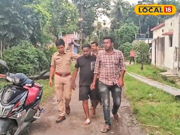 অভিযুক্তকে আটক করে নিয়ে যাচ্ছে পুলিশ