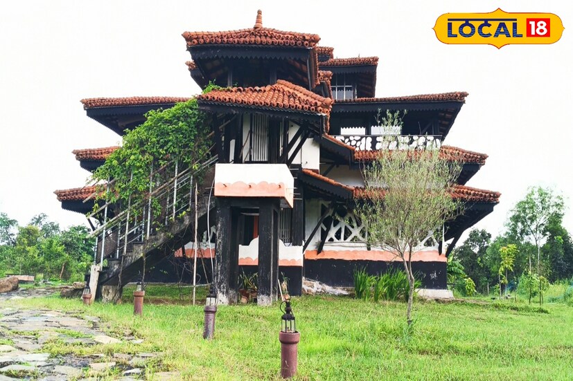 *যাঁরা প্রকৃতির কোলে শান্তি খুঁজে নিতে চান, তাঁদের জন্য সুখবর! এখন আর শান্তিনিকেতন যেতে হবে না, পুরুলিয়াতেই মিলবে সেই একই শান্তির পরশ। সবুজে ঘেরা, পাখির ডাক আর মাটির ঘরের আদলে তৈরি এই অতিথি নিবাস যেন আপনাকে নিয়ে যাবে একেবারে রবীন্দ্রনাথের স্বপ্নজগতের কাছাকাছি।