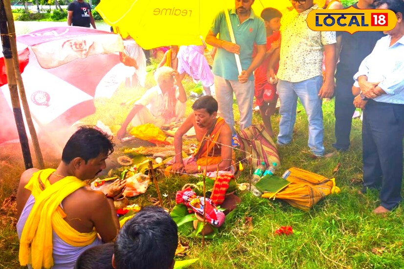 নারীরা প্রতিনিয়ত যে অবহেলার শিকার হন, এবারের থিম ‘নারীশক্তি’ সেটারই প্রতিচ্ছবি। পরিবার, কর্মক্ষেত্র, এমনকি সমাজের প্রতিটি স্তরে আজও নারীরা সমান মর্যাদা পান না। কখনও কন্যাভ্রূণ হত্যার মতো জঘন্য অপরাধ, কখনও ধর্ষণের মতো ভয়ঙ্কর ঘটনা, কখনও আবার সামাজিক বঞ্চনা- প্রতিটি স্তরে নারীর প্রতি অবমাননাই যেন নিয়ম হয়ে দাঁড়িয়েছে। সেই অন্ধকার বাস্তবকে শিল্পের মাধ্যমে মণ্ডপে তুলে ধরে মানুষকে ভাবাতে চান এই পুজোর আয়োজকরা। (ছবি ও তথ্যঃ মদন মাইতি)