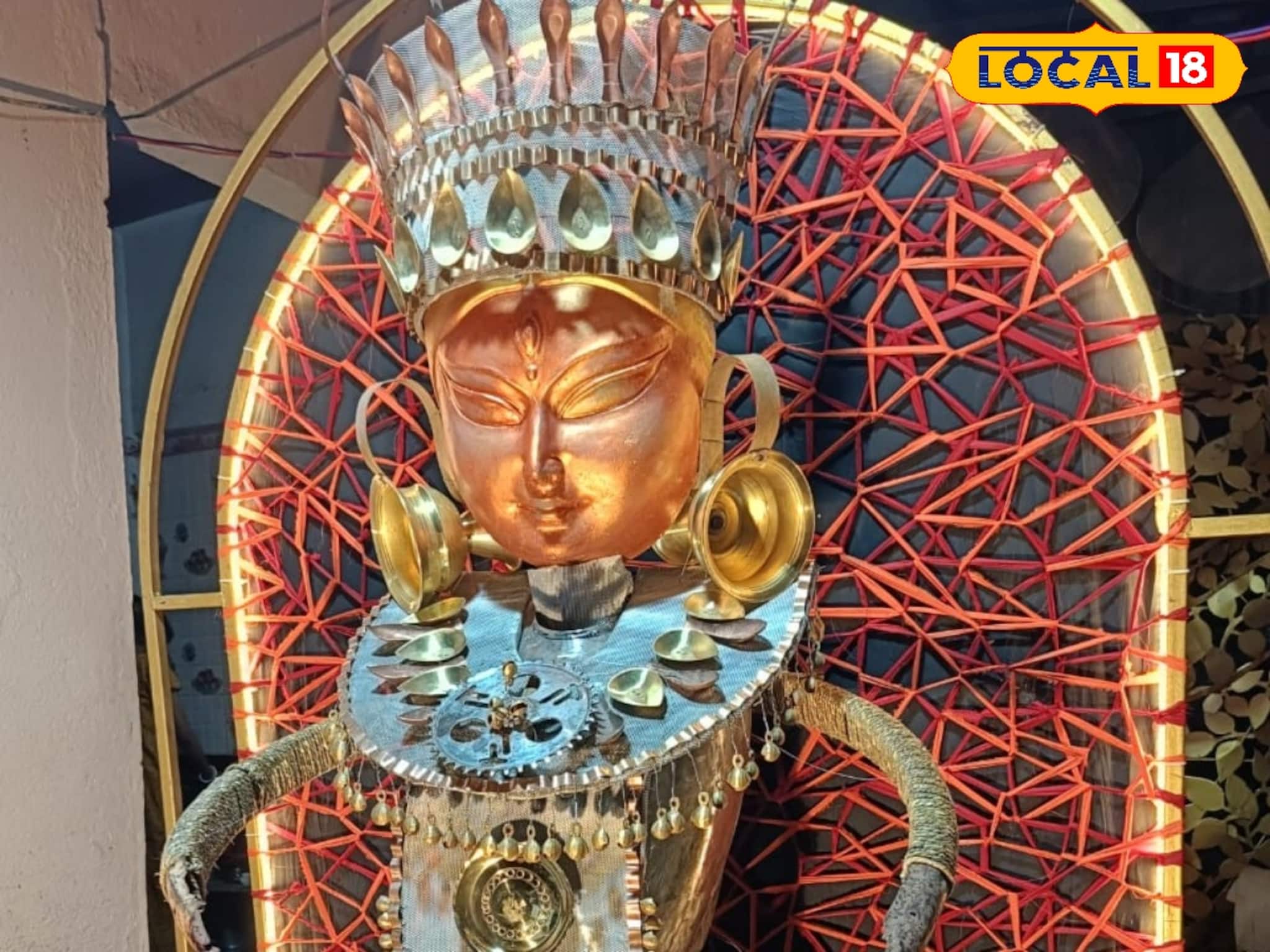 ভাঙা জিনিসে গড়া চাঁদপুর নবোদয় সঙ্ঘের থিম! অভিনব মণ্ডপ নজর কাড়বেই! যাবেন নাকি দেখতে