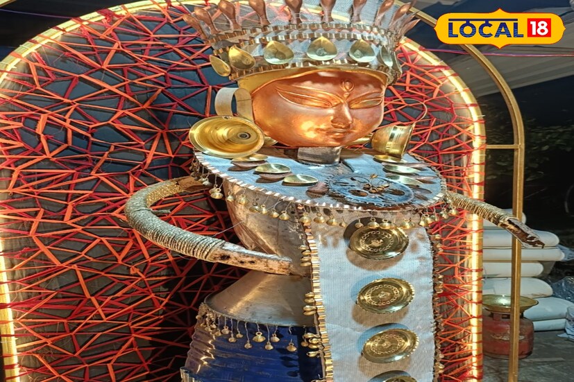 চাঁদপুর নবোদয় সঙ্ঘের অভিনব দুর্গাপুজো ভাঙা জিনিসে গড়ছে থিমের মণ্ডপ, তেমনই পরিবেশবান্ধব বার্তাও পৌঁছে দেবে সমাজে। তাই এবারের দুর্গোৎসবে চাঁদপুর নবোদয় সংঘের মন্ডপ যে বিশেষভাবে নজর কেড়েছে, তা নিয়ে ইতিমধ্যেই স্থানীয়দের মধ্যে উৎসাহ তুঙ্গে। ( ছবি ও তথ্য মিজানুর রহমান )