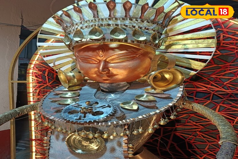 এবারের দুর্গোৎসবে চাঁদপুর নবোদয় সঙ্ঘের মণ্ডপ যে বিশেষভাবে নজর কেড়েছে, তা নিয়ে ইতিমধ্যেই স্থানীয়দের মধ্যে উৎসাহ তুঙ্গে। ( ছবি ও তথ্য মিজানুর রহমান )